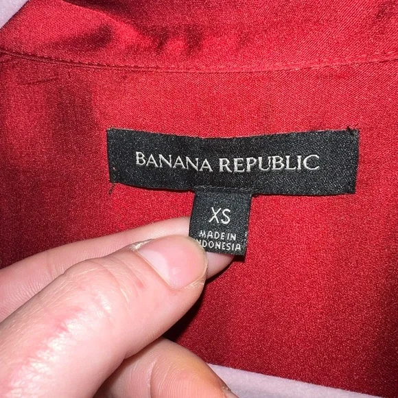 ⭐️Banana Republic Red Silky Button Up Holiday Party Long Sleeve Blouse Size XS - Picture 15 of 16